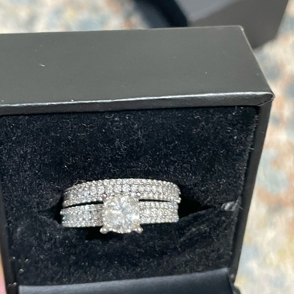 I’m selling my wedding ring just because I need money. - Picture 7 of 10